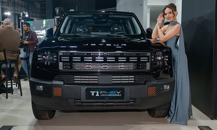 JETOUR sorprende en Expocruz con tecnología híbrida enchufable y talento boliviano